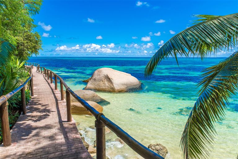 Seychellen genießen - Badeurlaub auf Praslin ©Simon Dannhauer/istock